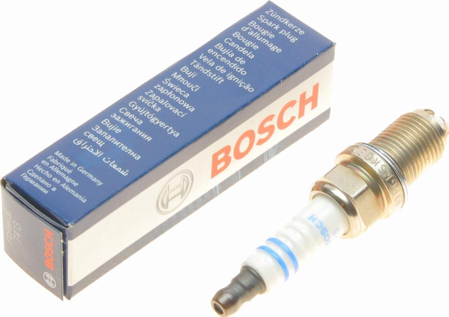 BOSCH 0 242 240 587 - Свеча зажигания autospares.lv