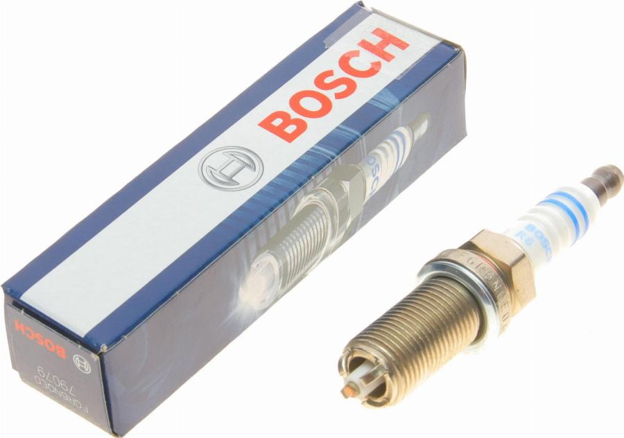 BOSCH 0 242 240 635 - Свеча зажигания autospares.lv