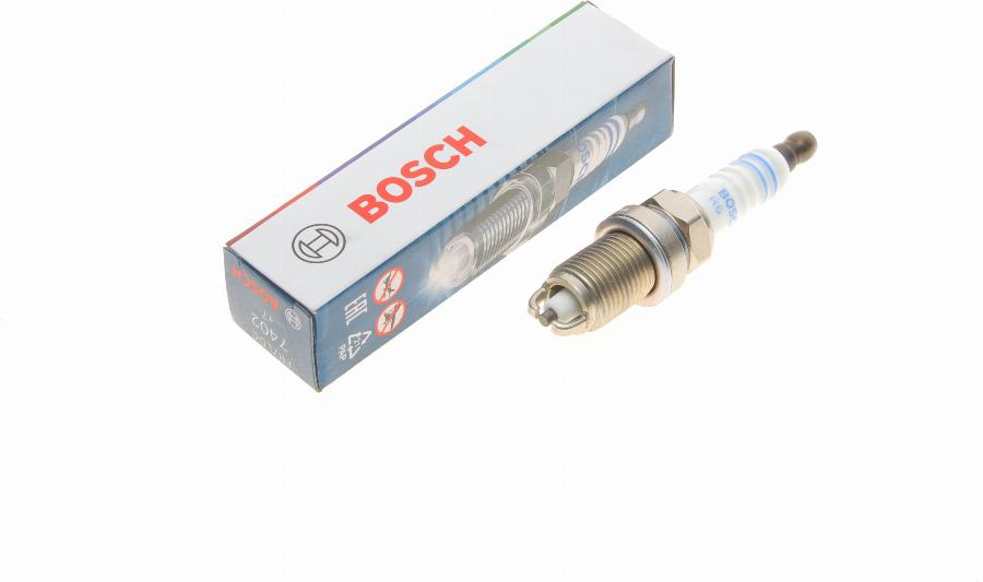 BOSCH 0 242 235 668 - Свеча зажигания autospares.lv