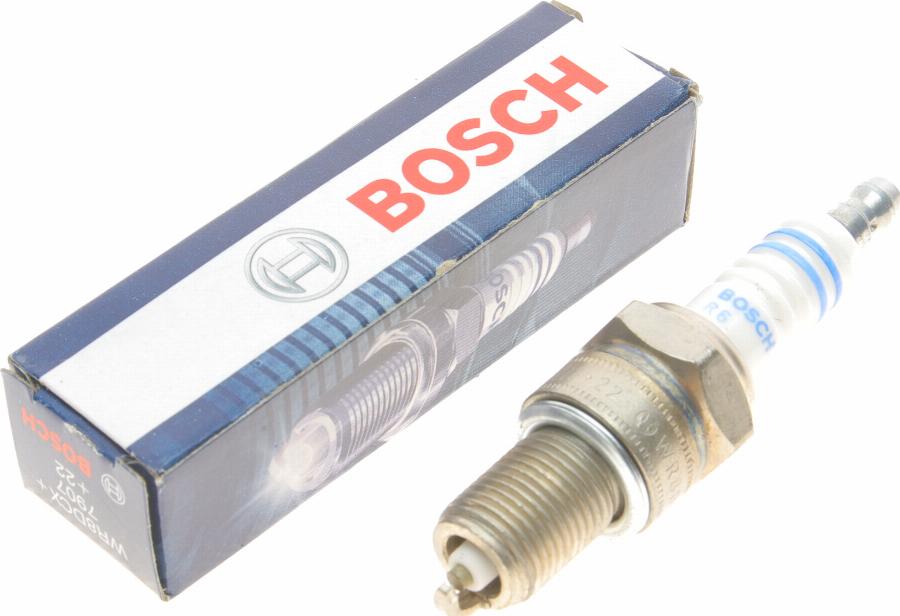 BOSCH 0 242 229 687 - Свеча зажигания autospares.lv