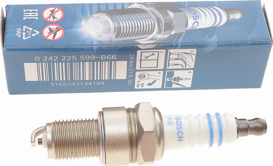 BOSCH 0 242 225 599 - Свеча зажигания autospares.lv