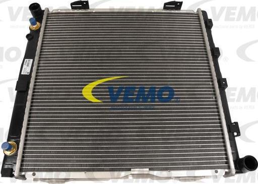 Vemo V30-60-1306 - Радиатор, охлаждение двигателя autospares.lv